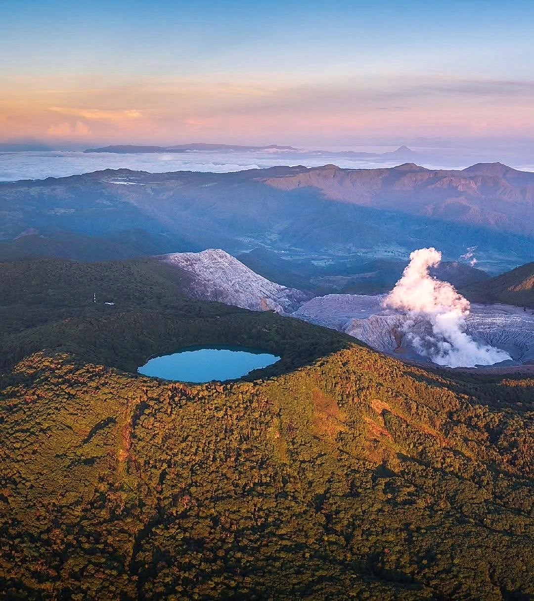 Vista aérea do Vulcão Poás com a lagoa Botos e a fumaça da cratera ativa, Costa Rica
