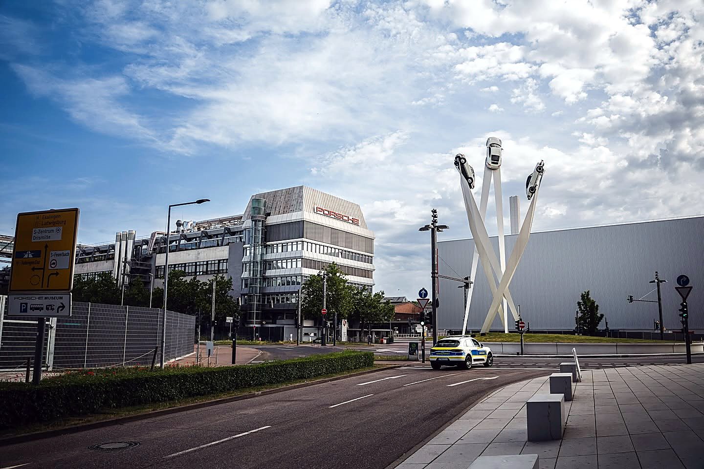 Porscheplatz em Zuffenhausen com a sede da Porsche e a escultura de três carros 911