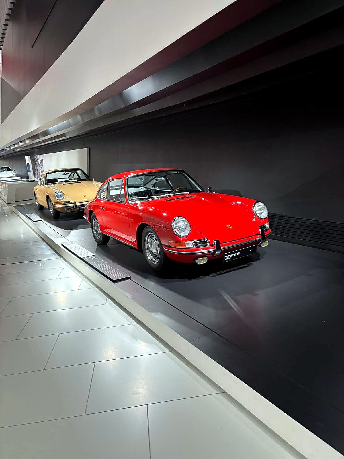 Porsche 911 clássico vermelho exposto no Museu da Porsche em Stuttgart