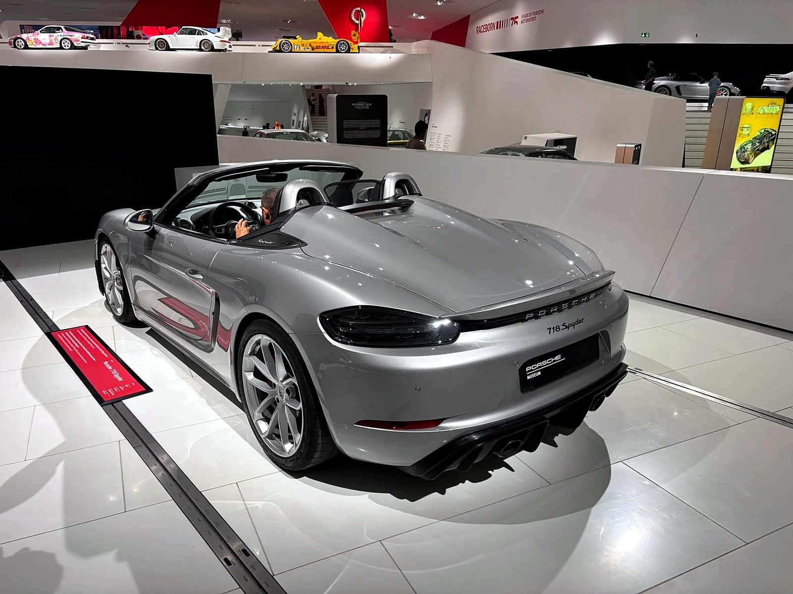 Porsche 718 Spyder prateado no salão do Museu da Porsche
