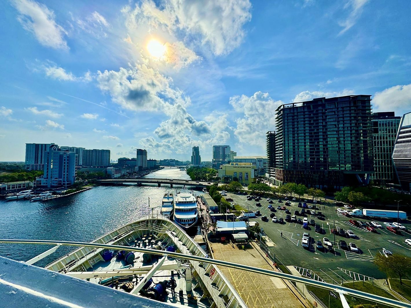 Vista do convés de um navio no Port Tampa Bay, com o canal, a ponte e os prédios do centro de Tampa