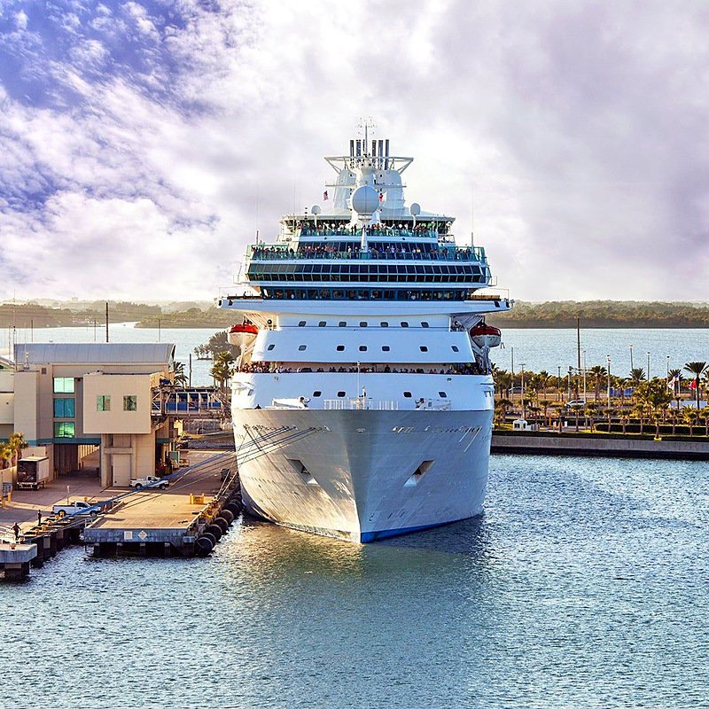 Navio de cruzeiro no terminal de Port Canaveral
