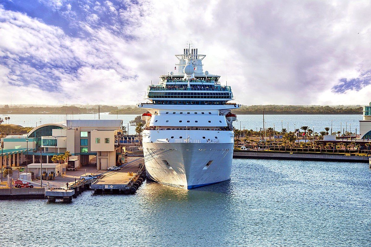 Navio de cruzeiro atracado no terminal de Port Canaveral