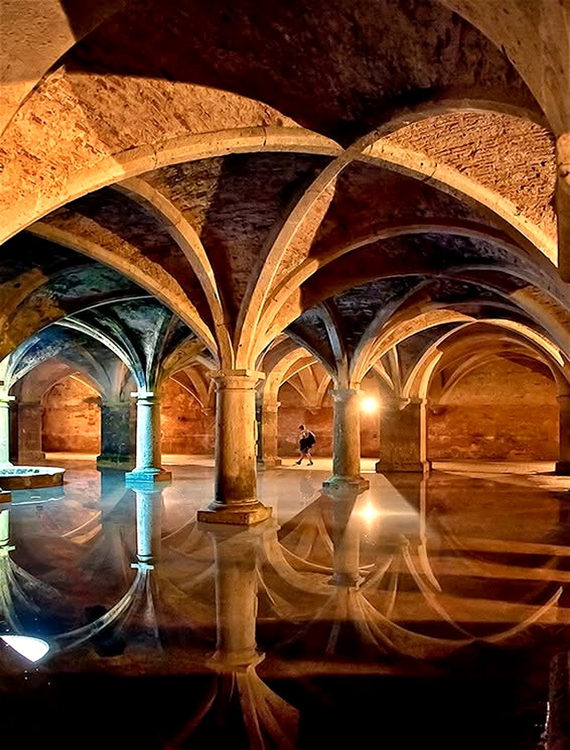 Cisterna Portuguesa de El Jadida com abóbadas e colunas refletidas na água