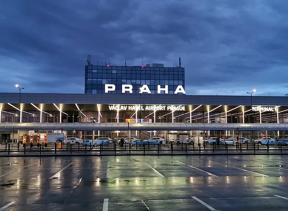 Terminal 1 do Aeroporto Václav Havel, em Praga, ao anoitecer