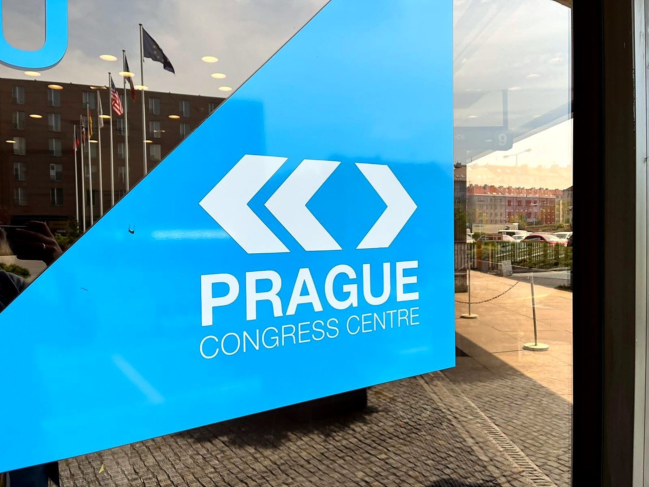 Logotipo na entrada de vidro do Prague Congress Centre