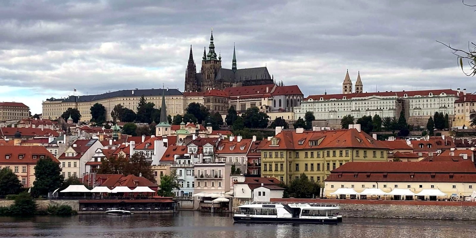 Castelo de Praga e Catedral de São Vito sobre os telhados de Malá Strana, vistos do rio Vltava