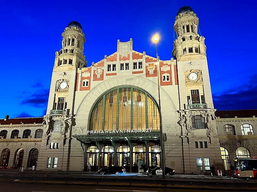 Fachada art nouveau iluminada da estação central de trens de Praga