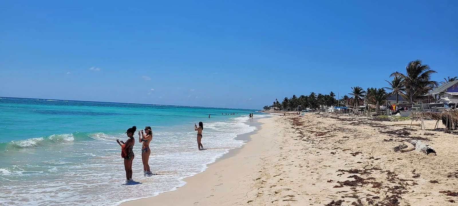 Praia de San Luis em San Andrés, com areia clara, coqueiros e mar azul-turquesa