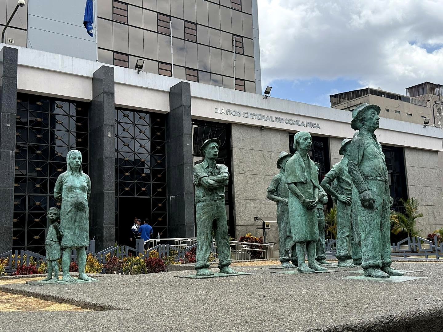 Esculturas de bronze em frente ao Banco Central da Costa Rica, onde fica o Museu do Ouro Pré-Colombiano