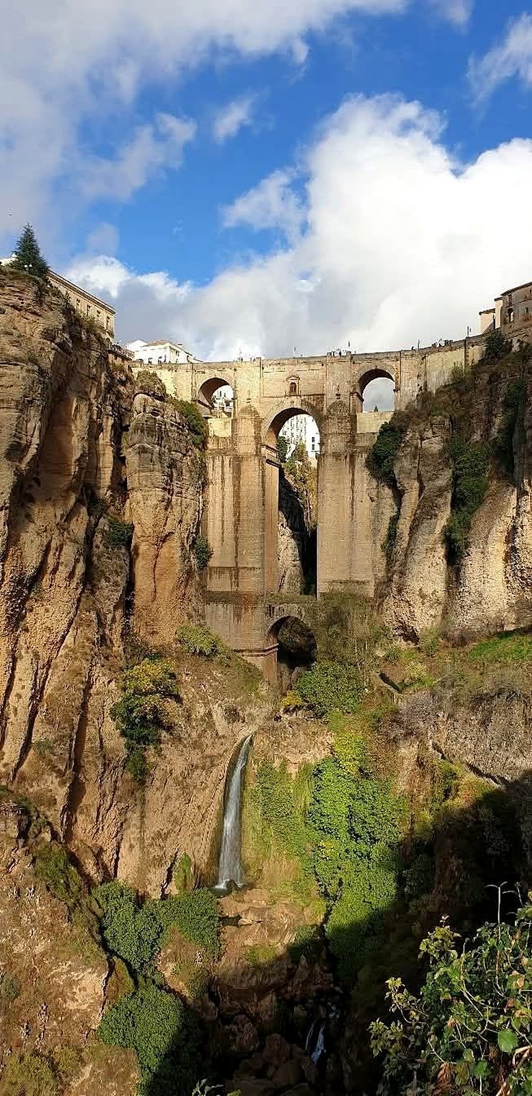 Puente Nuevo de Ronda sobre o desfiladeiro do Tajo, com cascata e paredões de pedra
