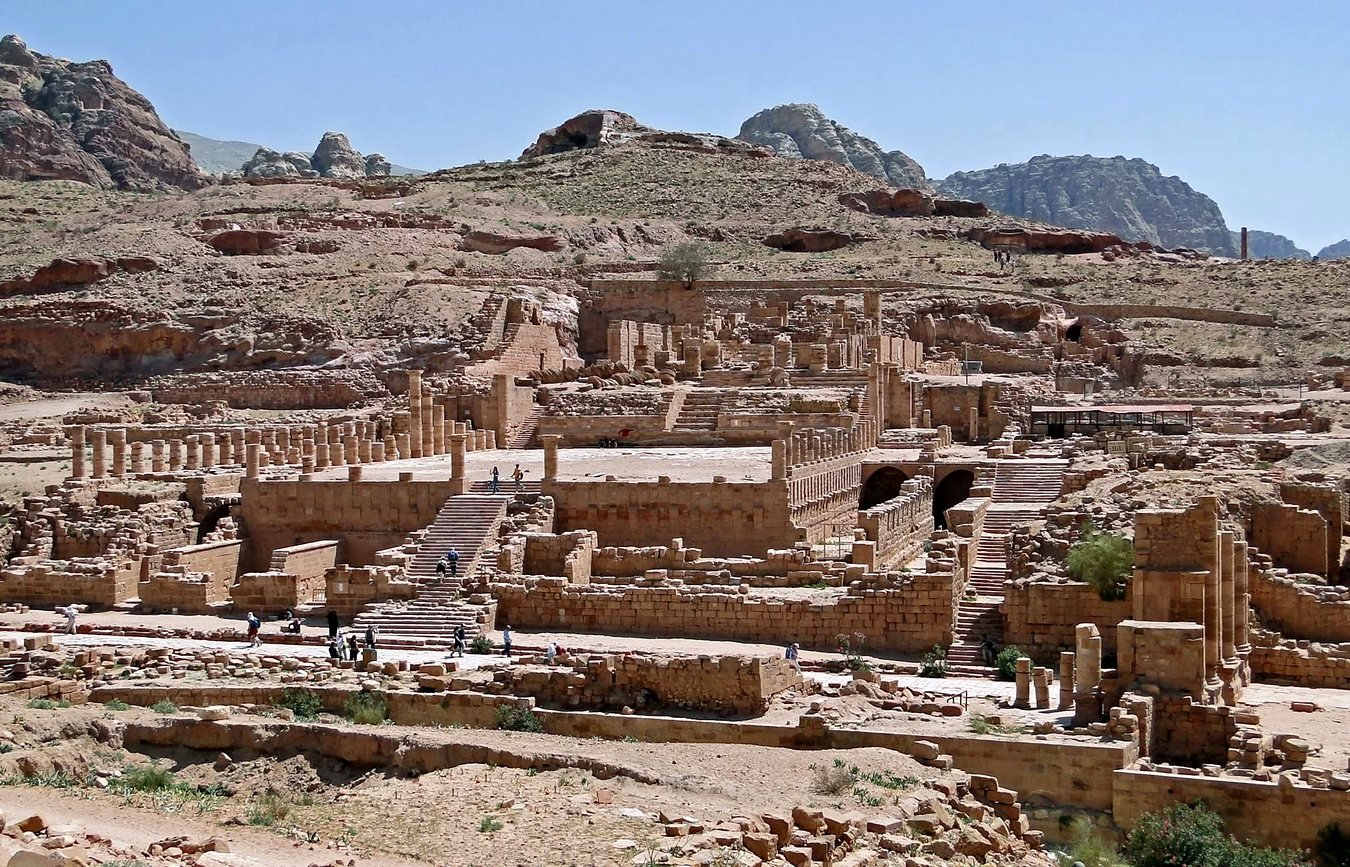 Ruínas do Grande Templo e do centro da cidade antiga de Petra