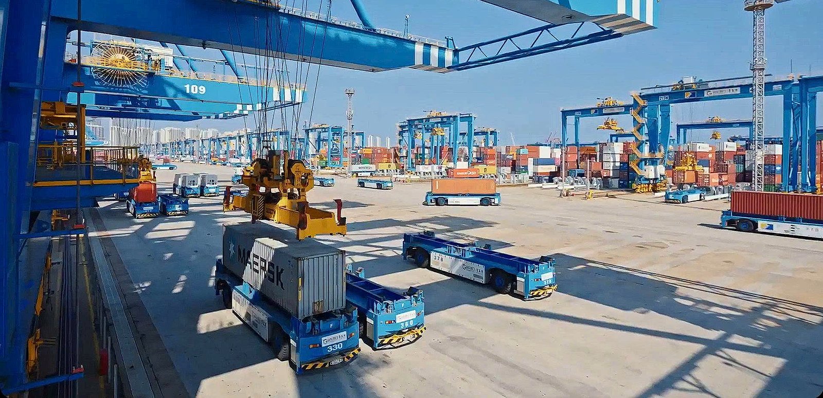 Guindastes automatizados carregando contêineres no Porto de Qingdao