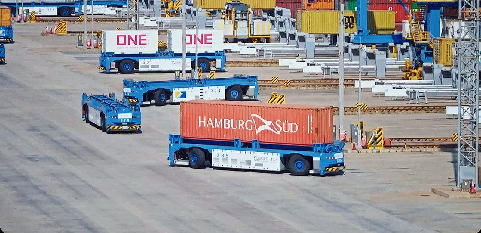 Veículos autônomos transportando contêineres no pátio do Porto de Qingdao