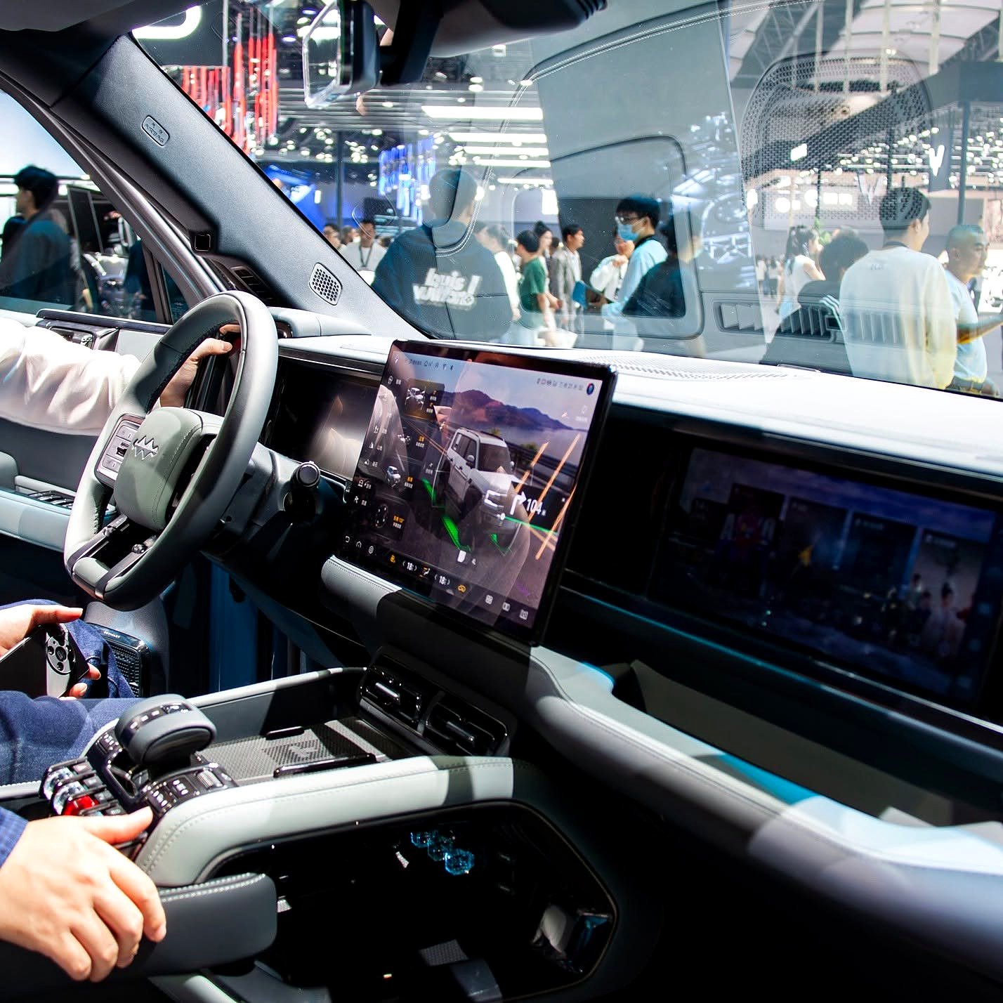 Visitantes conhecendo o interior de um carro no Salão do Automóvel de Qingdao