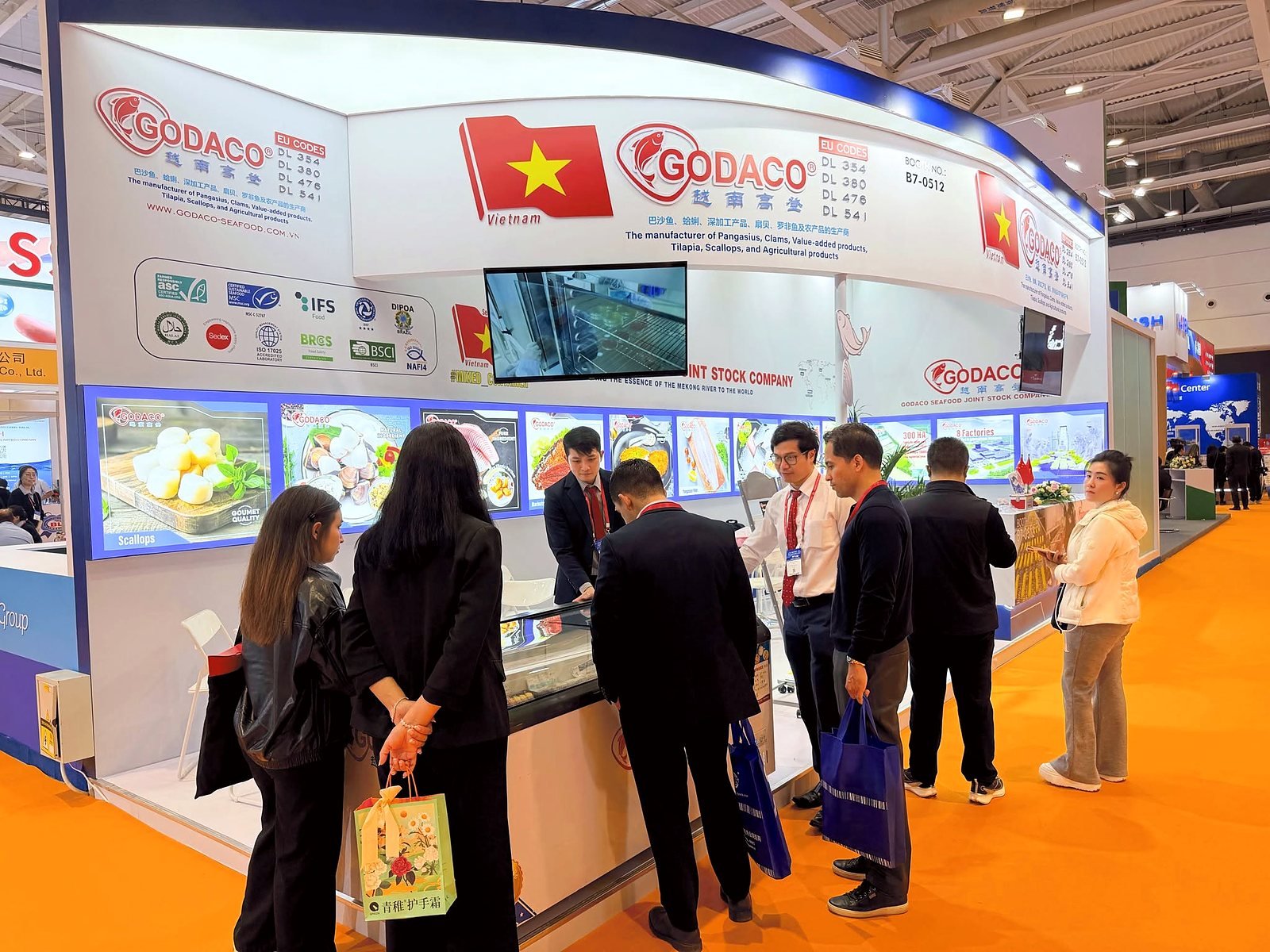 Compradores visitando estande na feira de pescados e frutos do mar de Qingdao