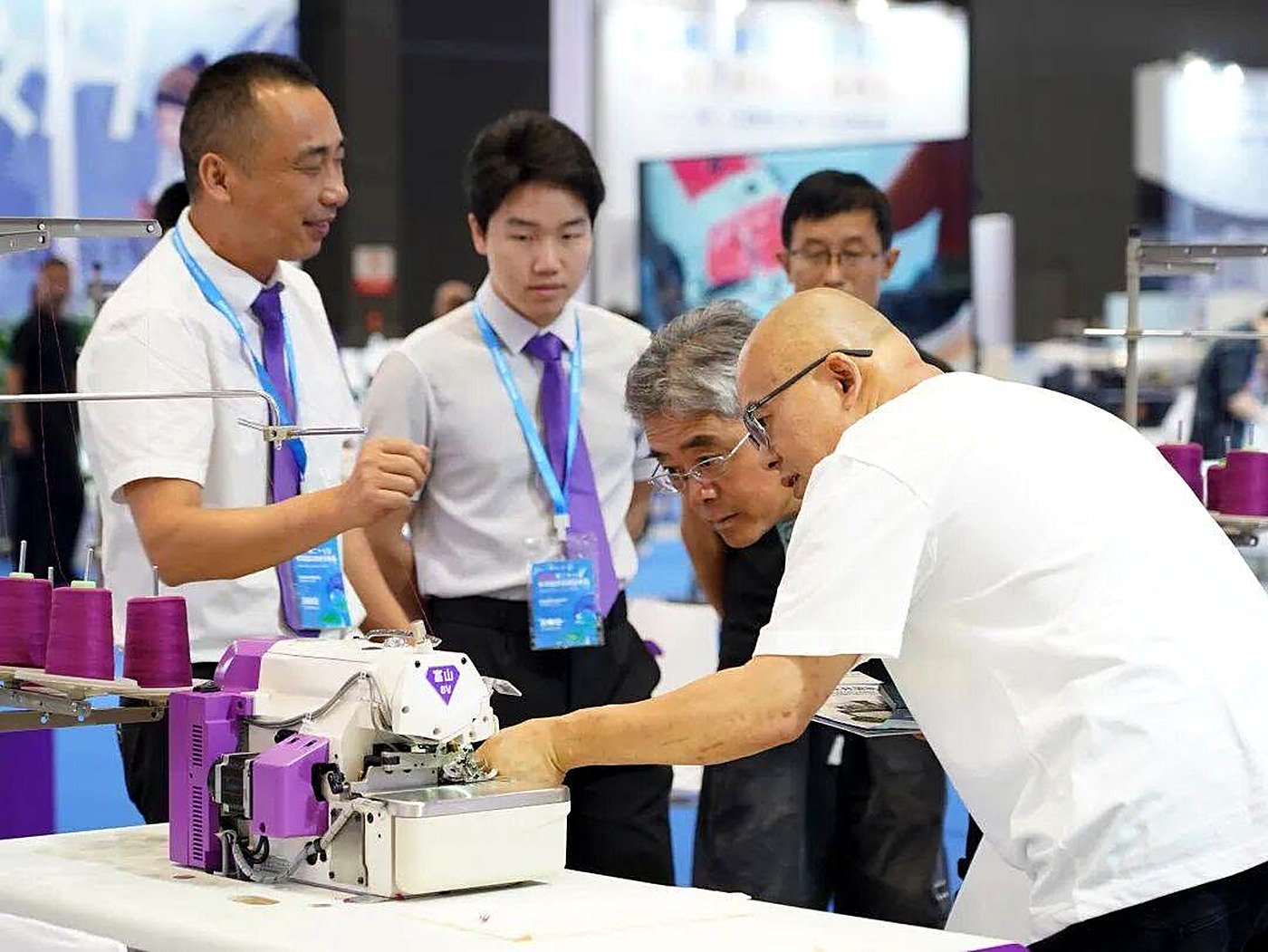 Demonstração de máquina de costura em feira têxtil de Qingdao