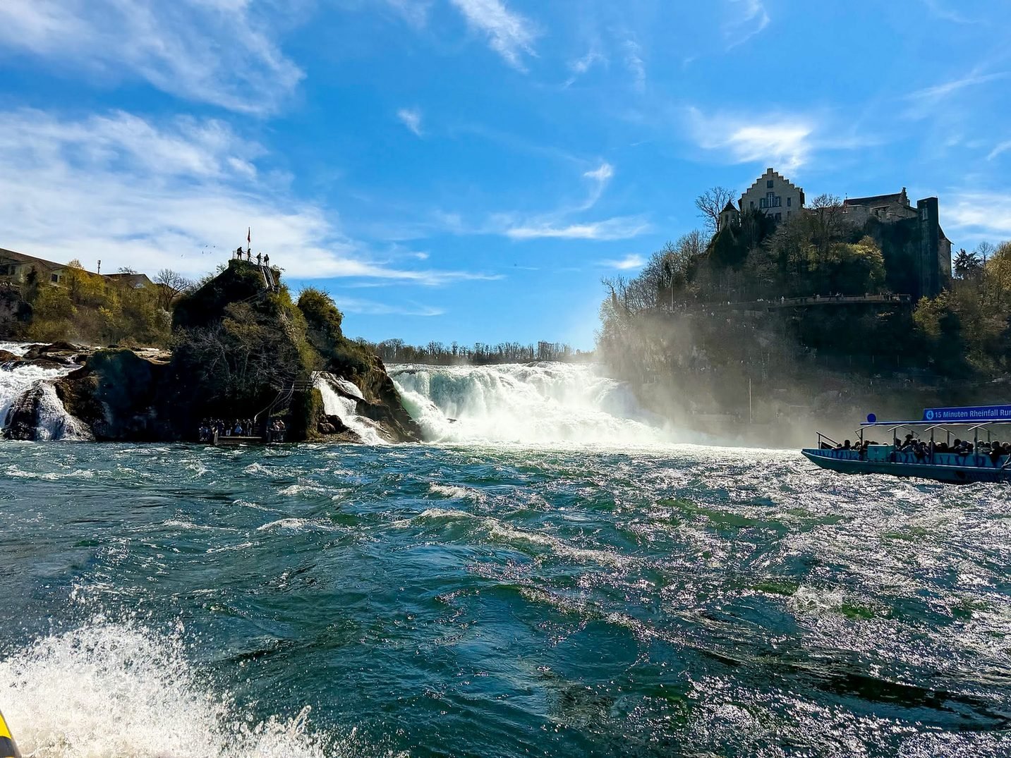 Cataratas do Reno em Neuhausen, perto de Zurique, com barco de passeio