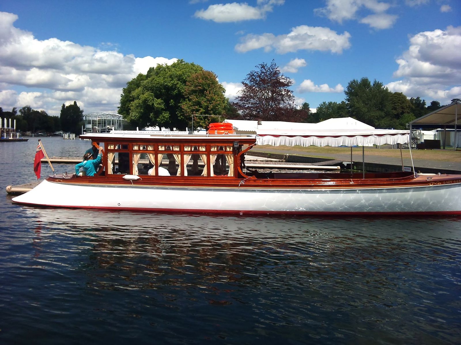 Barco clássico de madeira no Rio Tâmisa, perto de Windsor