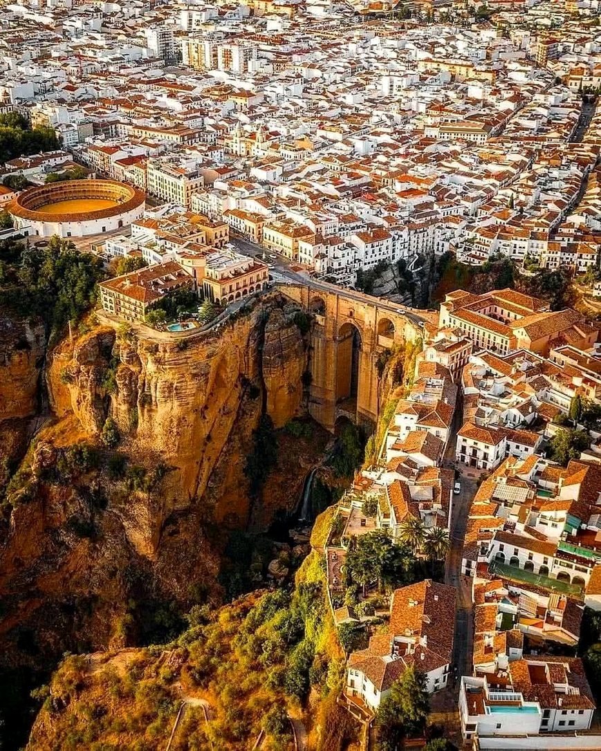 Vista aérea de Ronda sobre o desfiladeiro do Tajo, com a Praça de Touros e o Puente Nuevo