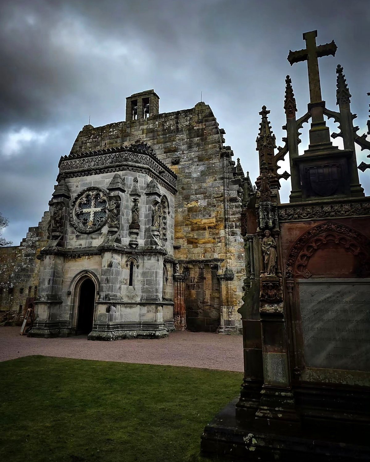 Fachada da Rosslyn Chapel sob céu nublado na Escócia