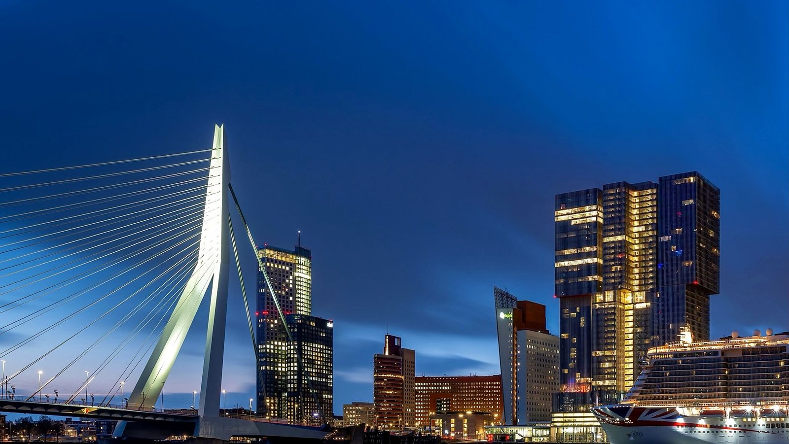 Skyline de Roterdã e Ponte Erasmus iluminadas à noite