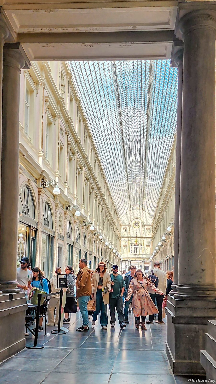 Interior das Galerias Reais Saint-Hubert com teto de vidro