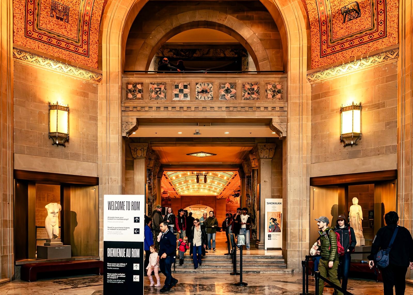 Entrada histórica do Royal Ontario Museum (ROM) em Toronto