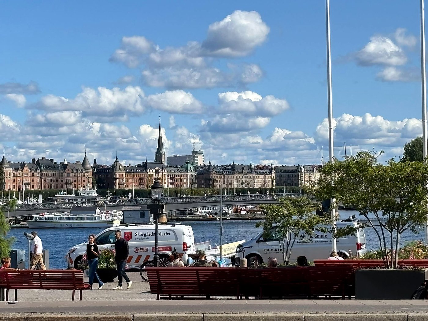 Orla de Estocolmo junto ao Palácio Real, com vista para os prédios de Strandvägen