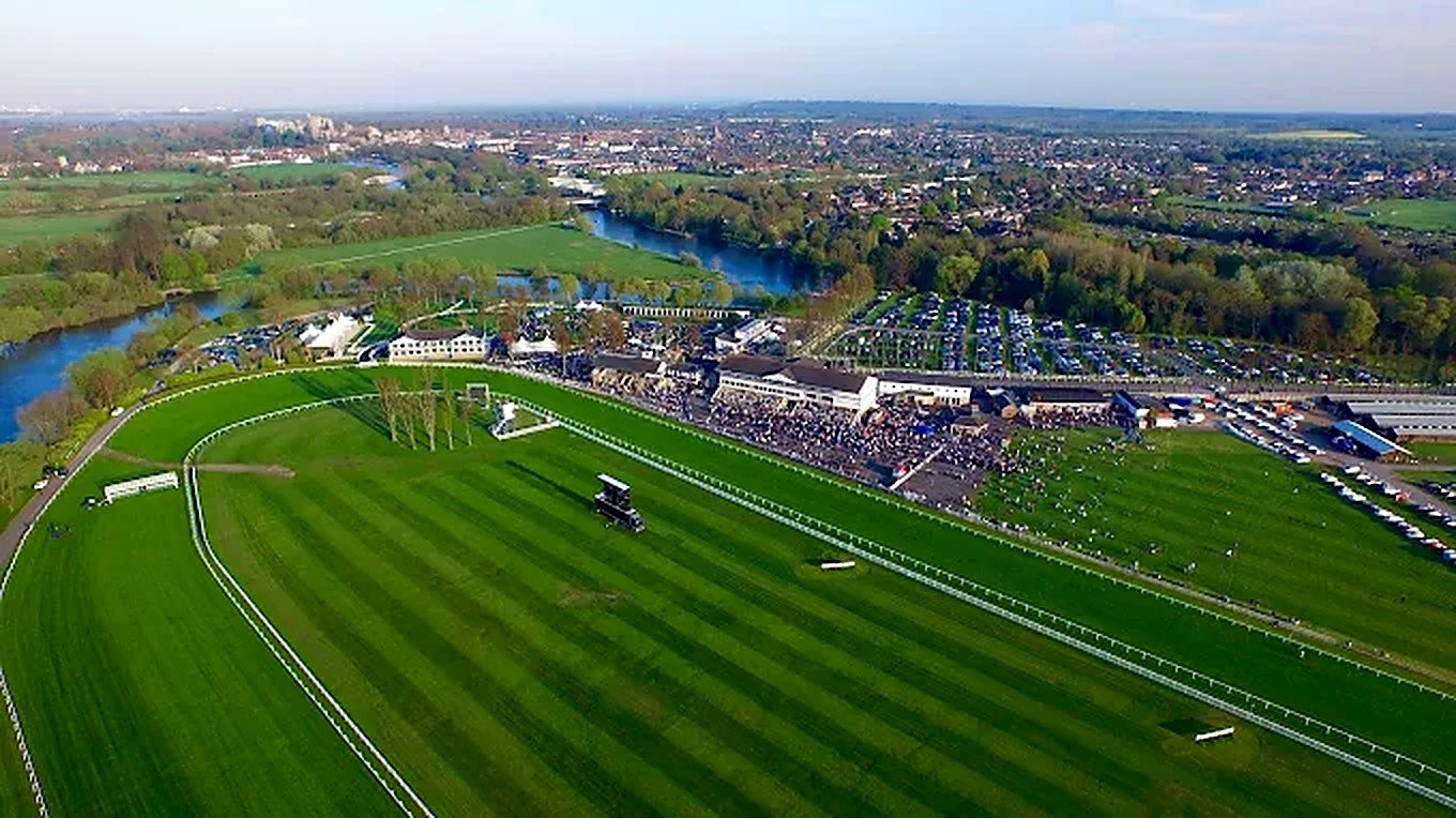 Vista aérea do Royal Windsor Racecourse às margens do Rio Tâmisa