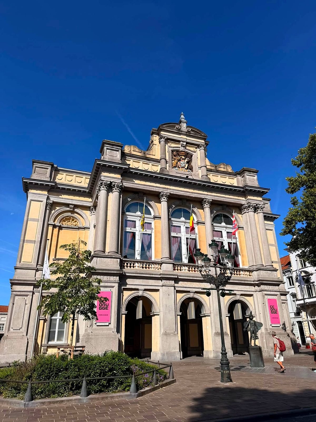 Teatro Municipal de Bruges (Stadsschouwburg) em dia de céu azul