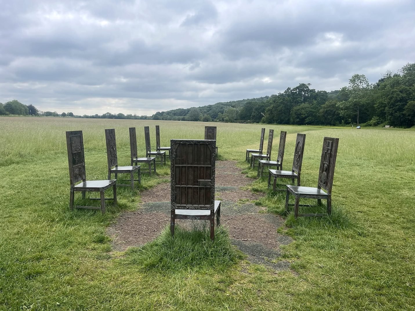 Escultura The Jurors em Runnymede, local da Magna Carta