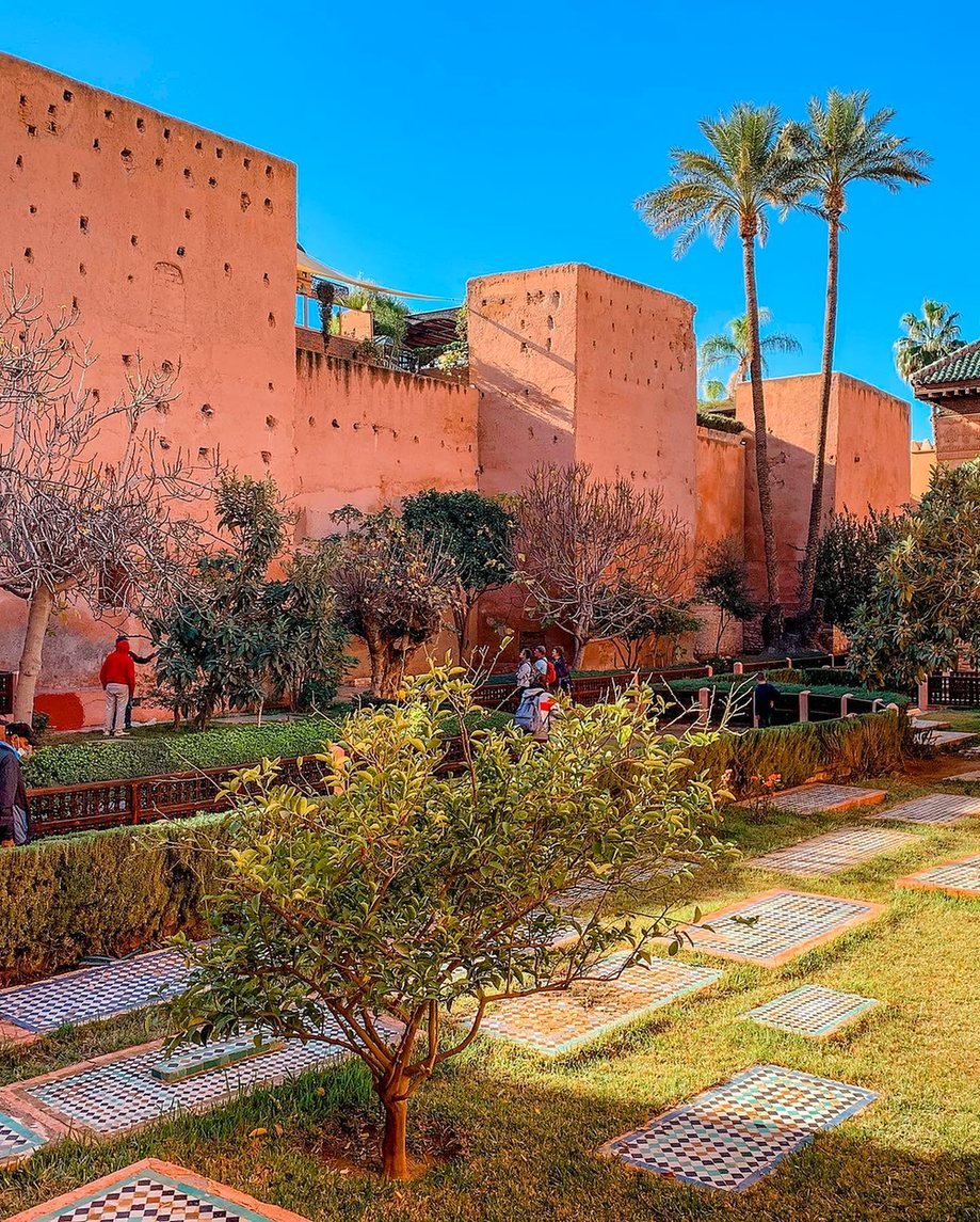 Jardim com túmulos de mosaico e muralhas rosadas nos Túmulos Saadianos de Marrakech