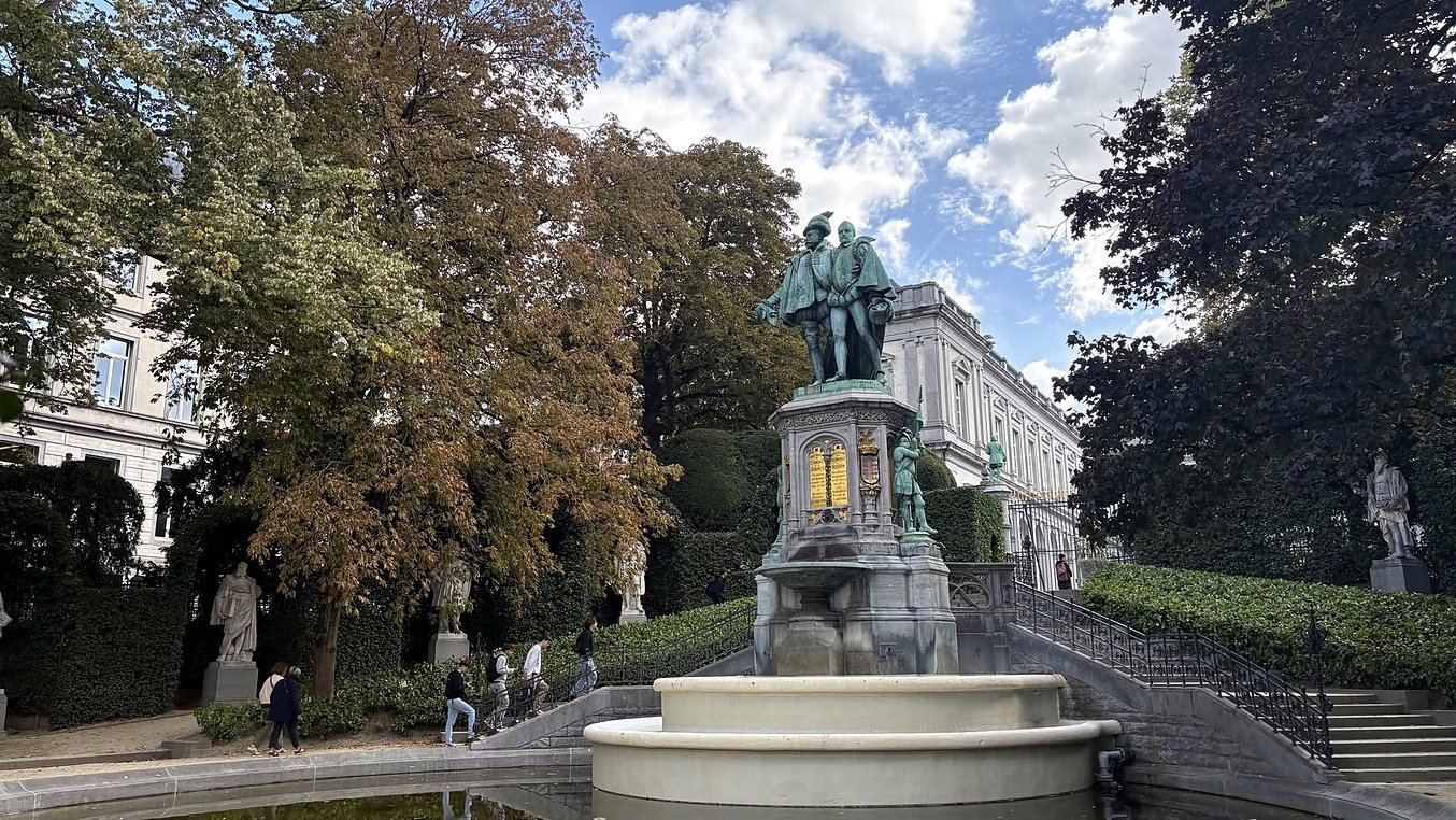Jardim do Petit Sablon com a estátua dos condes de Egmont e Horn