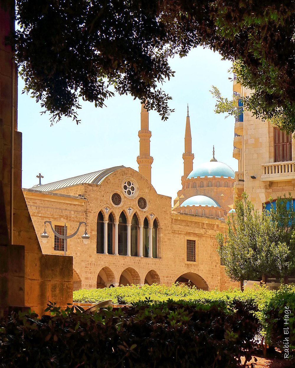 Catedral de São Jorge com a Mesquita Al-Amin ao fundo em Beirute