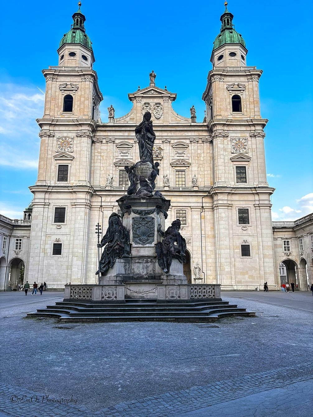 Fachada da Catedral de Salzburgo vista da Domplatz