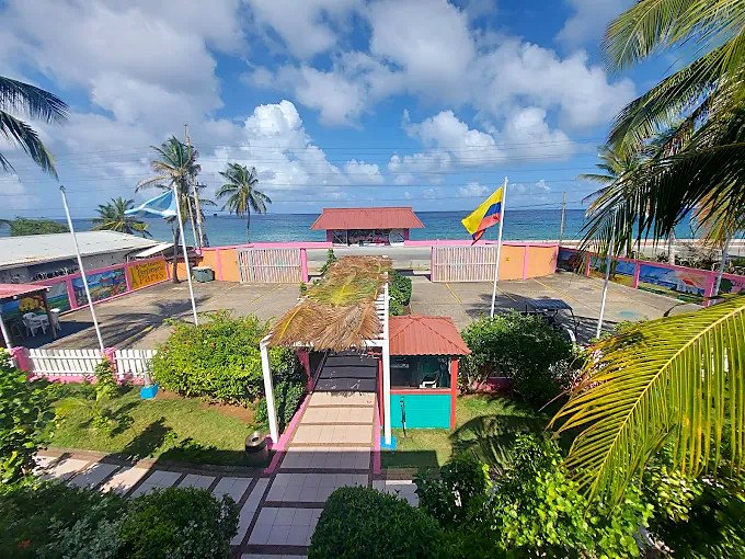 Construção colorida com bandeiras de frente para o mar do Caribe em San Andrés