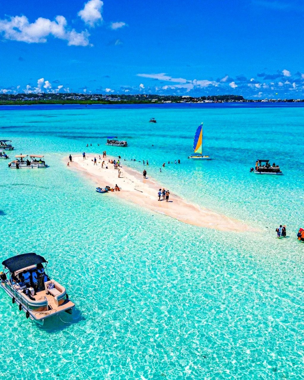 Banco de areia branca com barcos e mar azul-turquesa no passeio ao Acuario, em San Andrés