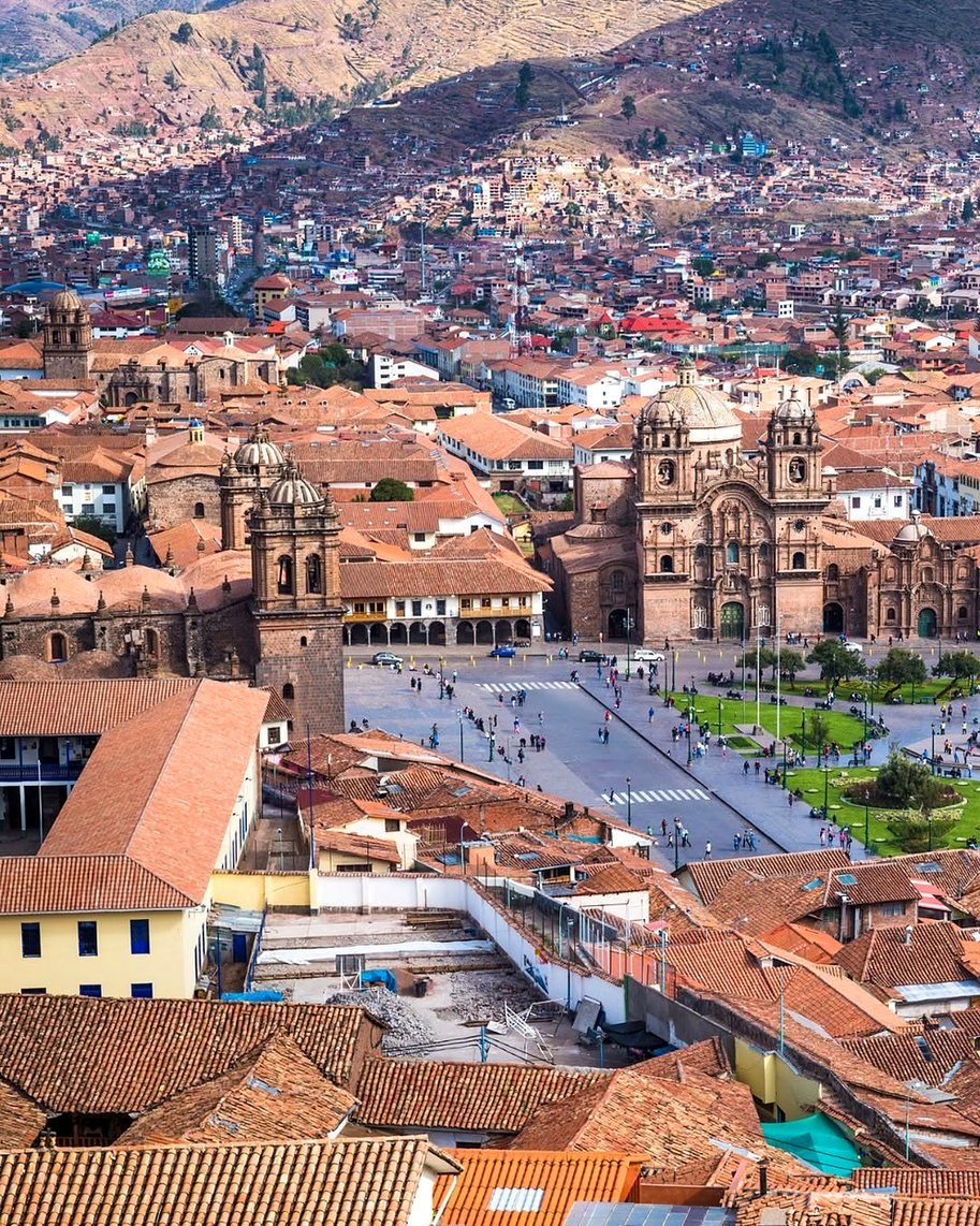 Vista aérea da Plaza de Armas de Cusco com a Igreja da Companhia de Jesus
