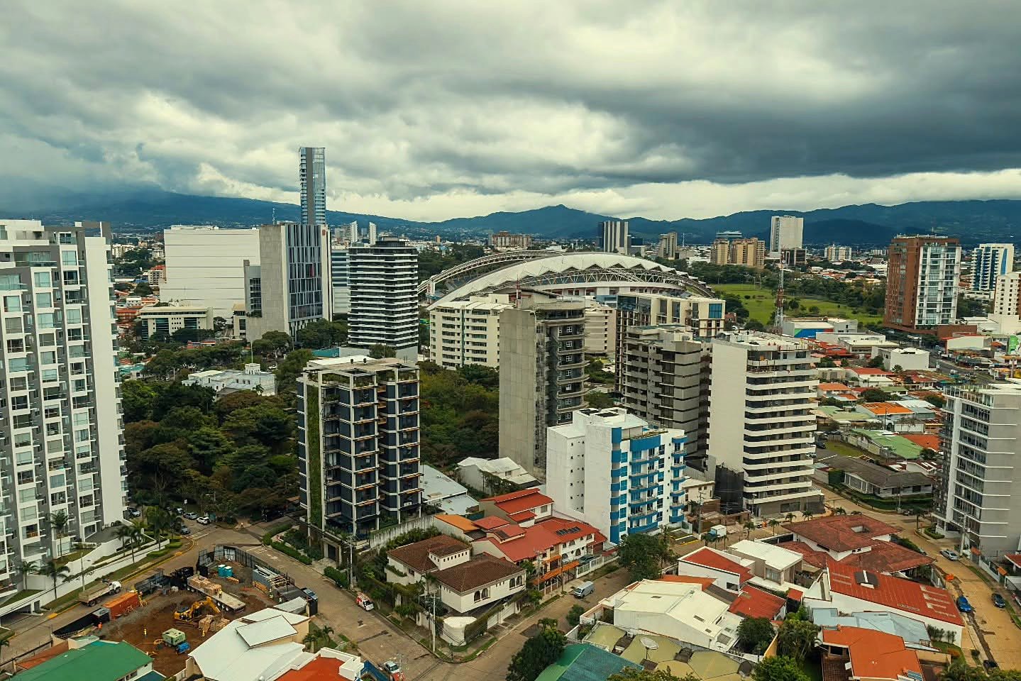 Vista aérea de San José, Costa Rica, com o Estádio Nacional e as montanhas do Vale Central