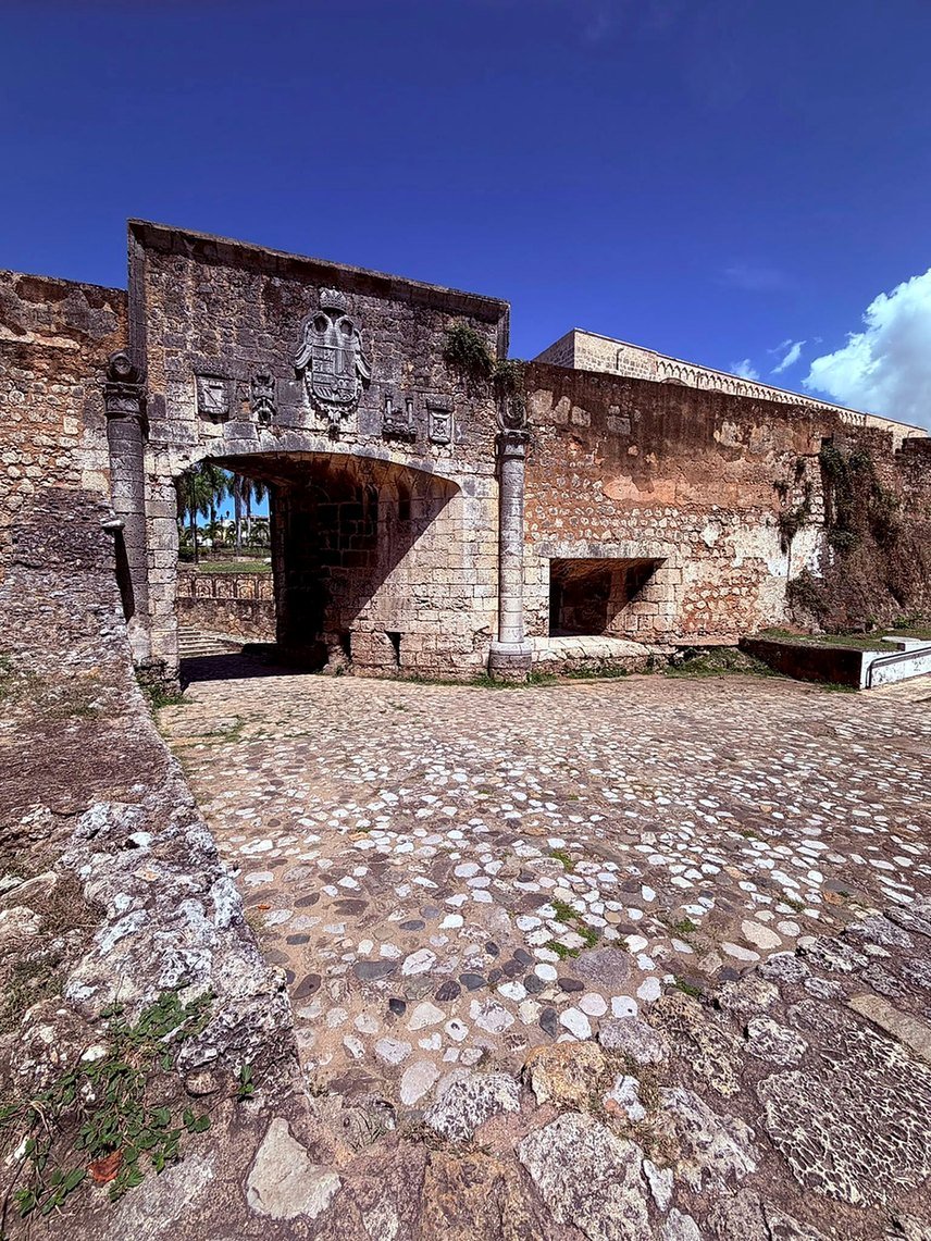 Portão de pedra da muralha da Zona Colonial de Santo Domingo