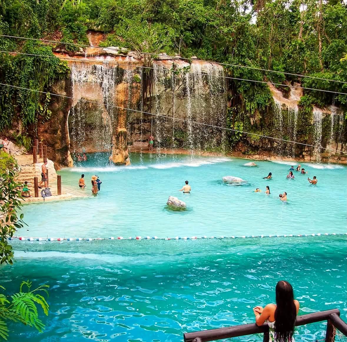 Lagoa com cachoeiras e tirolesa no Scape Park, em Cap Cana