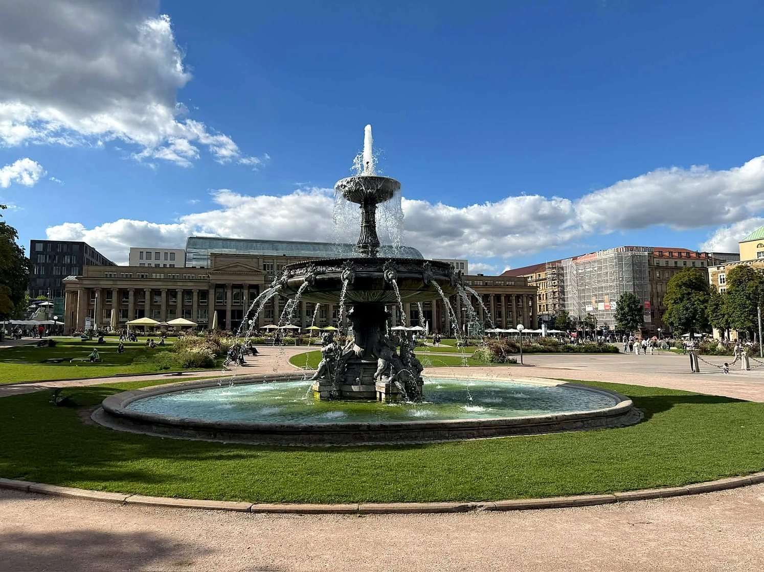 Fonte da Schlossplatz com o Königsbau ao fundo, em Stuttgart