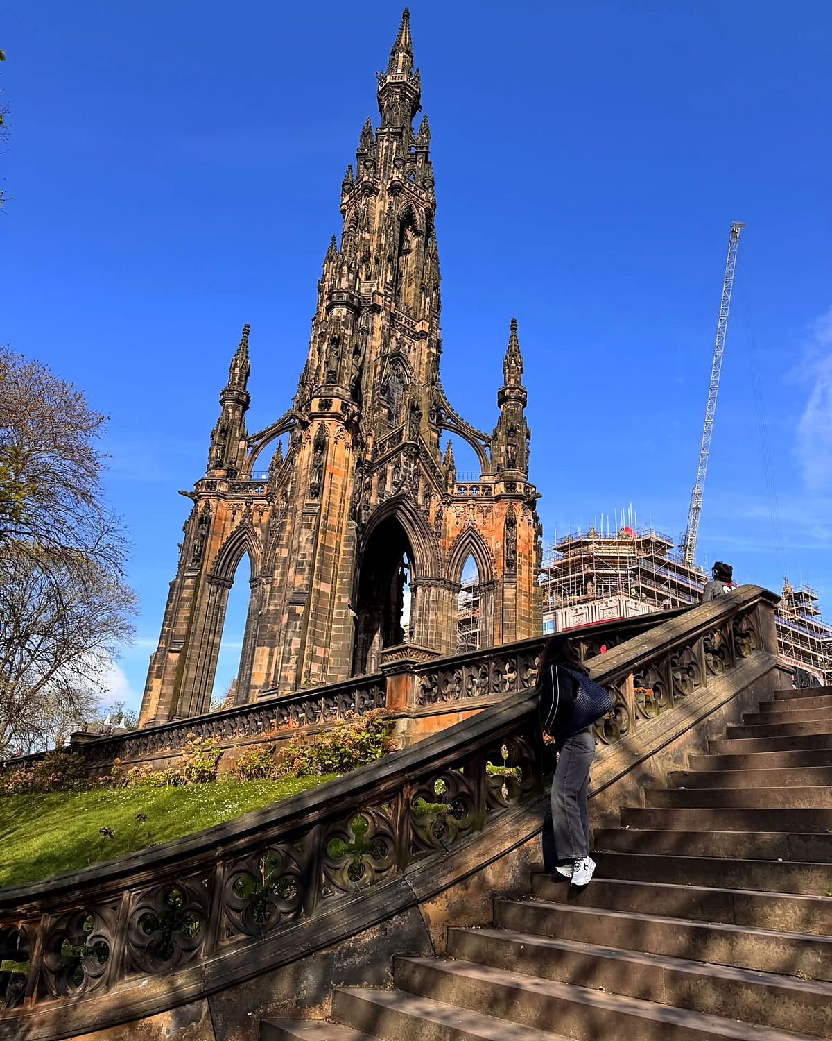 Scott Monument em estilo gótico contra o céu azul de Edimburgo