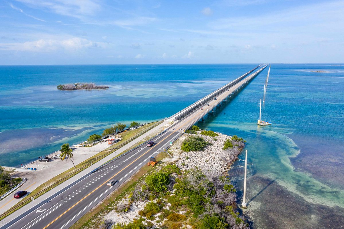 Overseas Highway seguindo pela Seven Mile Bridge, nas Florida Keys
