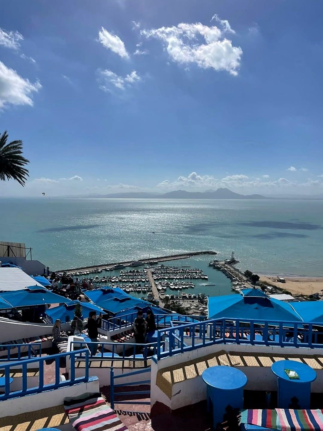 Vista da marina e do Golfo de Túnis a partir de café em Sidi Bou Said