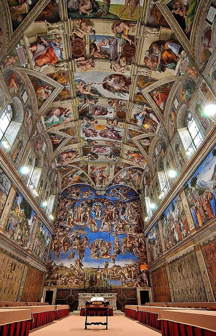Interior da Capela Sistina com afrescos de Michelangelo