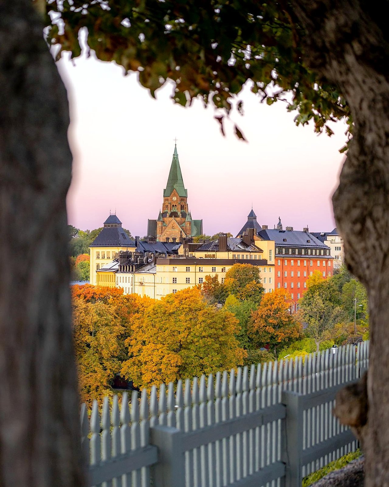 Södermalm no outono, com a Igreja Sofia e árvores douradas