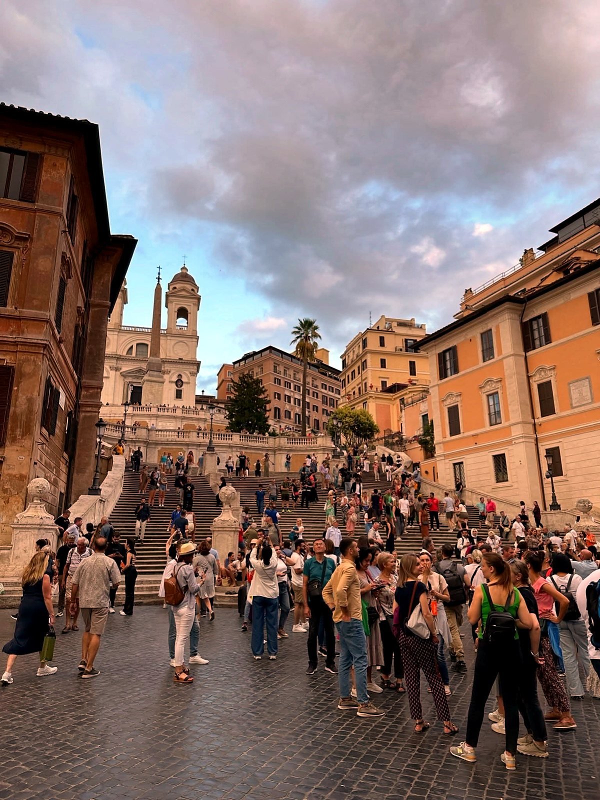 Escadaria da Praça de Espanha e a igreja Trinità dei Monti