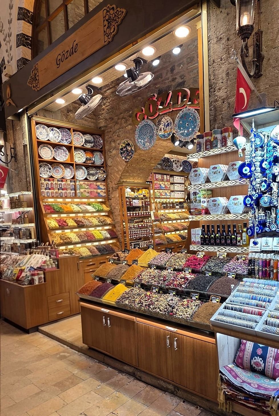 Loja de especiarias, chás, lokum e cerâmicas no Bazar das Especiarias de Istambul